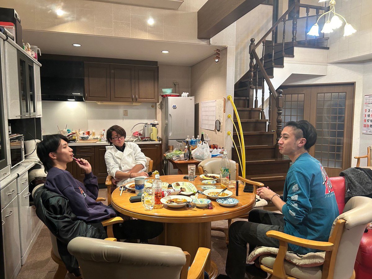 #3月になったから3人並んだ画像を貼ろうぜ

営業終了後のマネージャーと料理長とオーナー