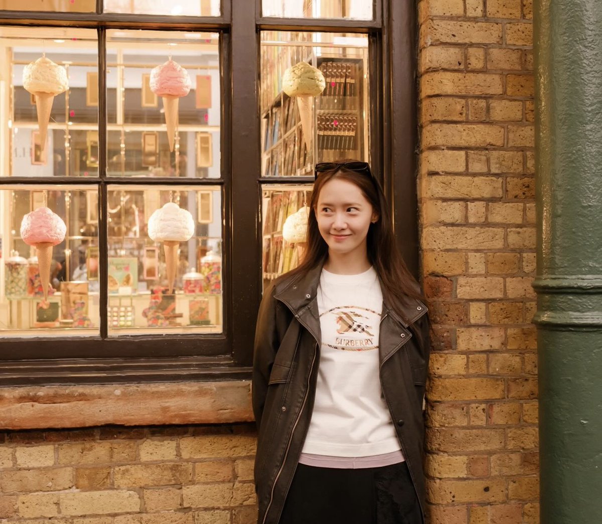infodrakor_id's tweet photo. Mbak YoonA kena angin London

Cakep pisan euyy 😍 https://t.co/qGJlZgRshs