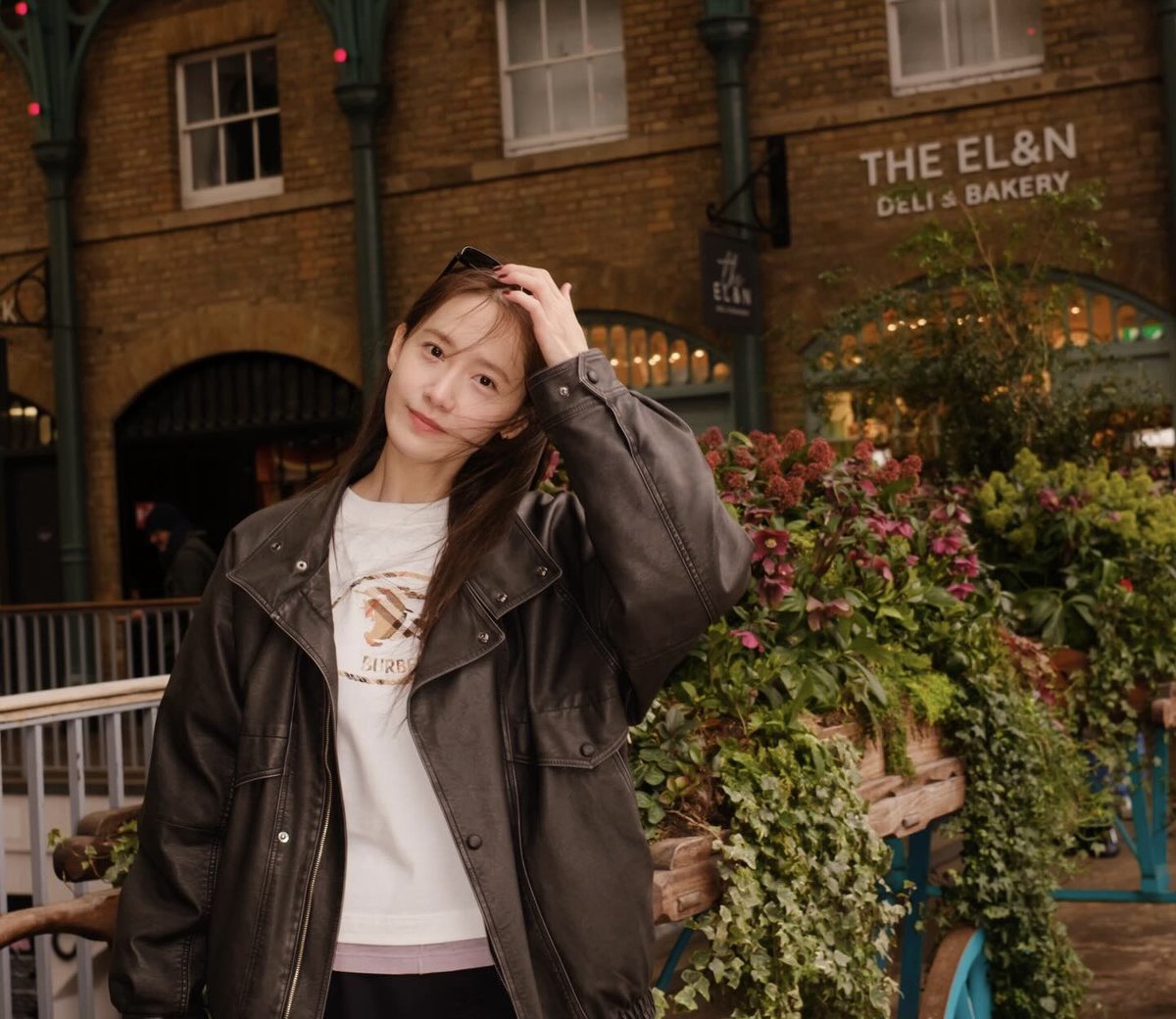 infodrakor_id's tweet photo. Mbak YoonA kena angin London

Cakep pisan euyy 😍 https://t.co/qGJlZgRshs