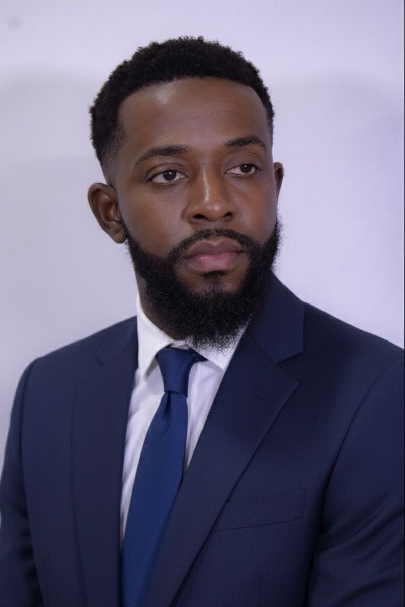 lereliefhaiti's tweet photo. Le Relief avait annoncé le nom du politologue Josué Sénat comme titulaire du ministère du Tourisme, pourtant quelques minutes avant le conseil des ministres pour acter ce choix, des tractations au niveau même de la structure qui l’avait proposé ont mené à l’écarter pour nommer Stéphanie Smith dont on ne connaît pas encore les qualifications.

Notre rédaction a réussi à mettre la main sur le dossier de Josué Sénat, un jeune de 32 ans avec une dizaine d’années d’expérience dans le secteur public et privé tant en Haïti qu’à l’international. Nous publions son profil pour nos lecteurs.

Josué Sénat est un politologue titulaire d’une maîtrise en science politique obtenue à l’Université du Québec à Montréal en juin 2022, formation qui lui a permis de développer une expertise approfondie en analyse des systèmes politiques, gouvernance, politiques publiques et méthodologie de recherche. Il détient également un baccalauréat en science politique, diplomatie et relations internationales du Centre d’Études Diplomatiques et Internationales (CEDI) en Haïti, et a complété un baccalauréat en psychologie de l’Université d’État d’Haïti (Faculté des Sciences Humaines). Ce double ancrage en science politique et en psychologie lui confère une compréhension à la fois institutionnelle et humaine des dynamiques de pouvoir, de leadership et de mobilisation sociale. Lisez l’article sur : https://t.co/Q72wFHkB41