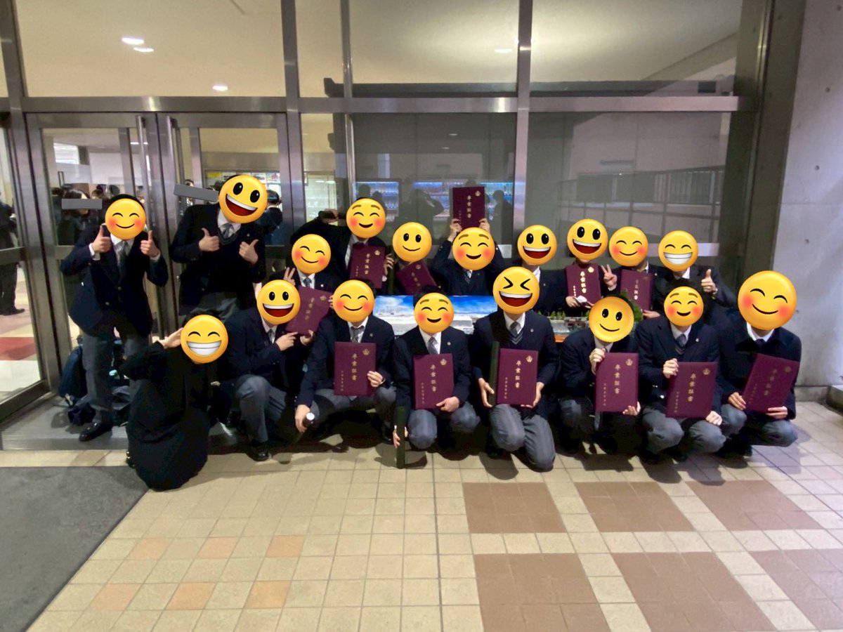 keika_train's tweet photo. #keika_train
本日は卒業式が行われ、先代の部長らが人生の新たな1歩を踏み出しました。共に歩んできた5年間は、絶対に忘れません。 先輩たちが魂を込めて作り上げた模型と一緒に、記念写真を撮ることができました。これからもずっと応援しています。卒業おめでとうございます！
お世話になりました！ https://t.co/GTwUmPdzjW