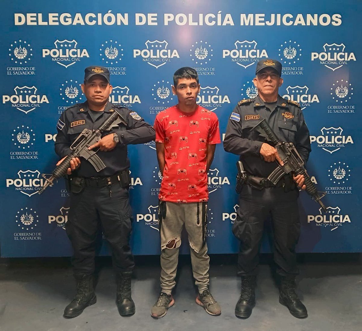 ultimahsv's tweet photo. #SeguridadCiudadana | 🚨🚨 La @PNCSV informó sobre un sujeto identificado como Kevin Isaac García Rivas, de 29 años, quien fue captado en un video discutiendo con un conductor y dañando el retrovisor de su vehículo en la calle #Zacamil.
Posteriormente, fue localizado y detenido en la 29 Avenida Norte, Mejicanos, por el delito de daños.