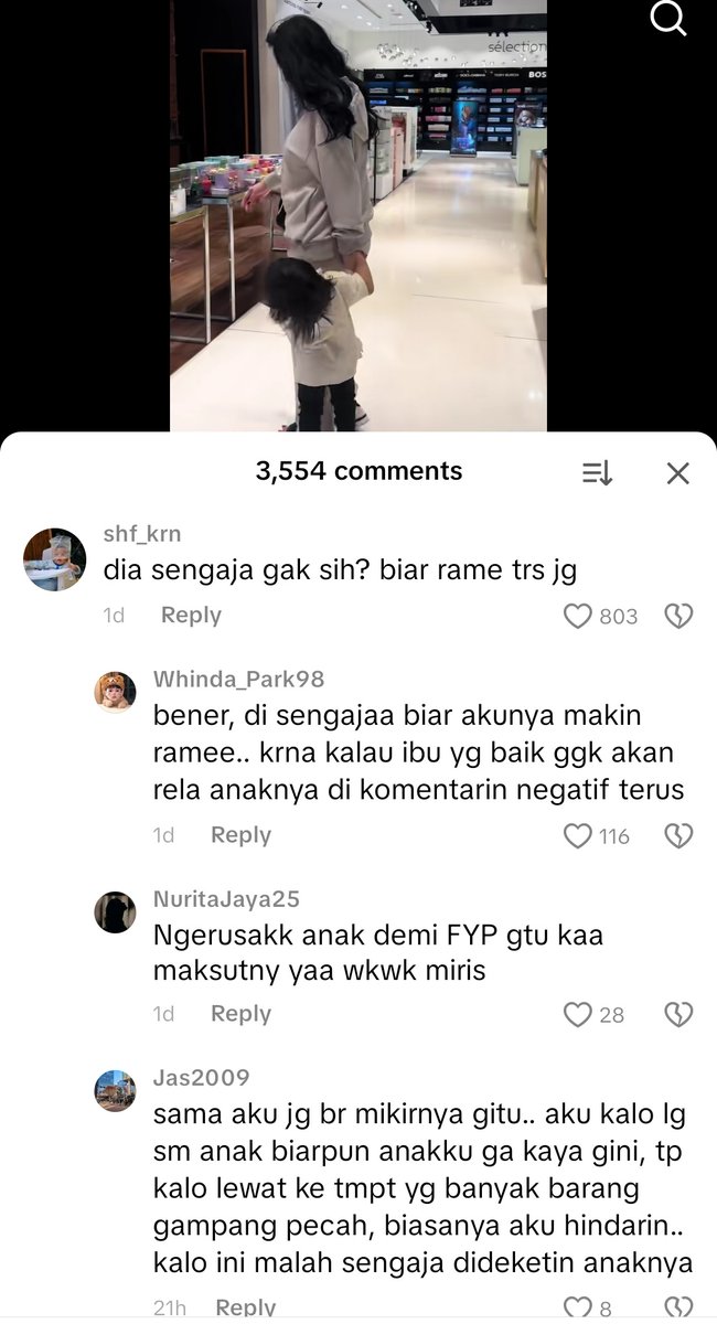 kamarlintang's tweet photo. Denise Chariesta dituduh sengaja rajin posting kenakalan putranya, Jaden Bowen supaya fyp terus,

Denise sering posting momen Jaden merusak/memecahkan barang di tempat umum,

Nah, banyak yg curiga kalau Denise sengaja posting gitu terus supaya akunnya selalu rame & fyp karna banyak yg geram dengan kelakuan putranya,