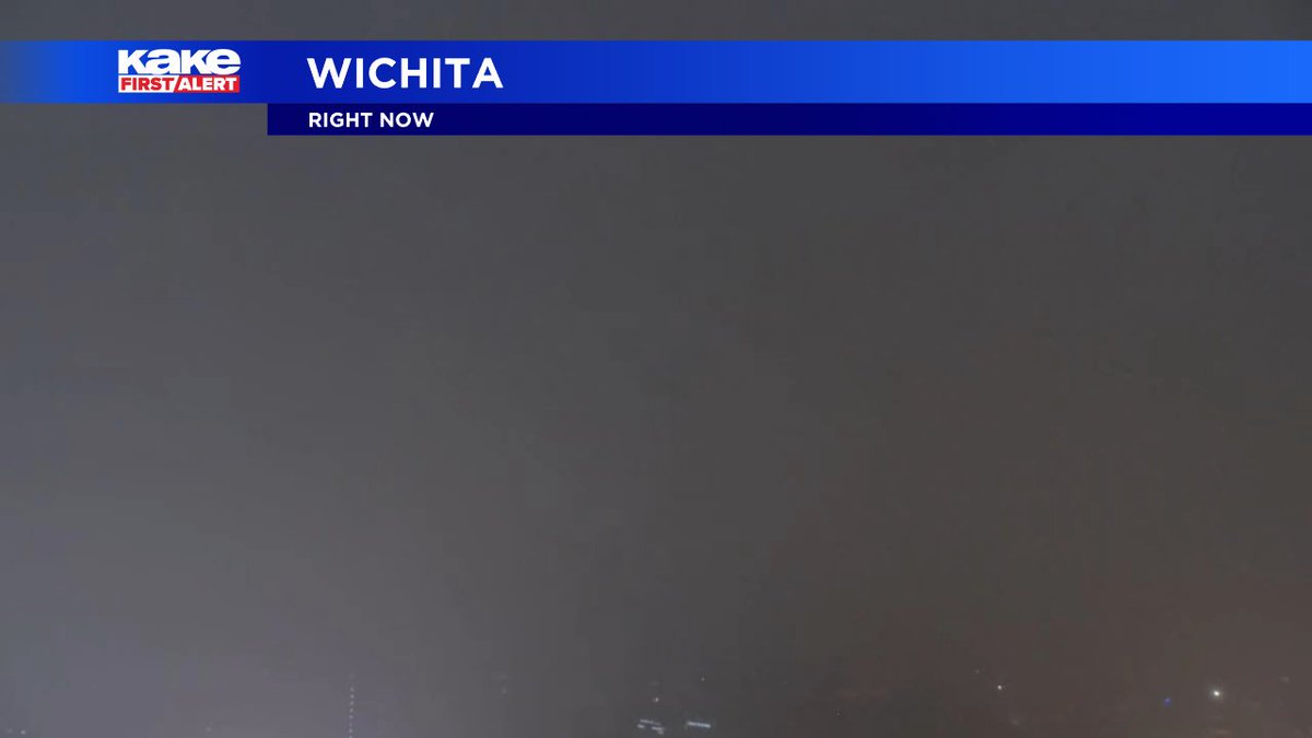 FrankWaughKAKE's tweet photo. Check out the Total Lunar Eclipse from Downtown Wichita!!! #LunarEclipse #BloodMoon #TotalLunarEclipse #KSws https://t.co/BMFTp3gZ8s