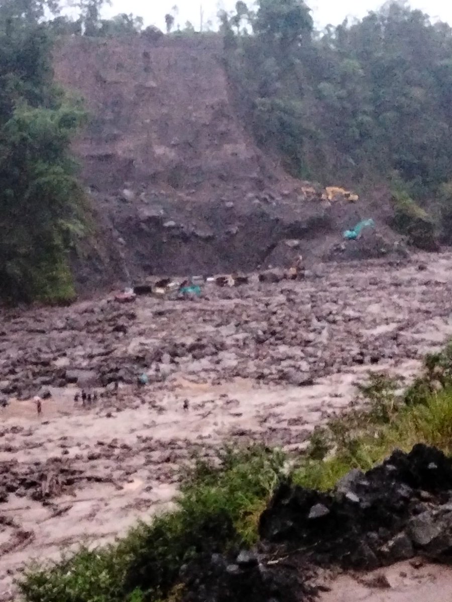 FmplMerapi's tweet photo. Lokasi pertambangan milik AWP 1 alat berat dan 12 truk tertimbun dan pertambangan di sungai senowo berdekatan dengan Taman Nasional Gunung Merapi @gibran_tweet @prabowo @ListyoSigitP @DivHumas_Polri @AidaGreenbury @dimerapi @progorejosari @Sigit92945519 @KPK_RI @KejaksaanRI https://t.co/JUTsGlfF52