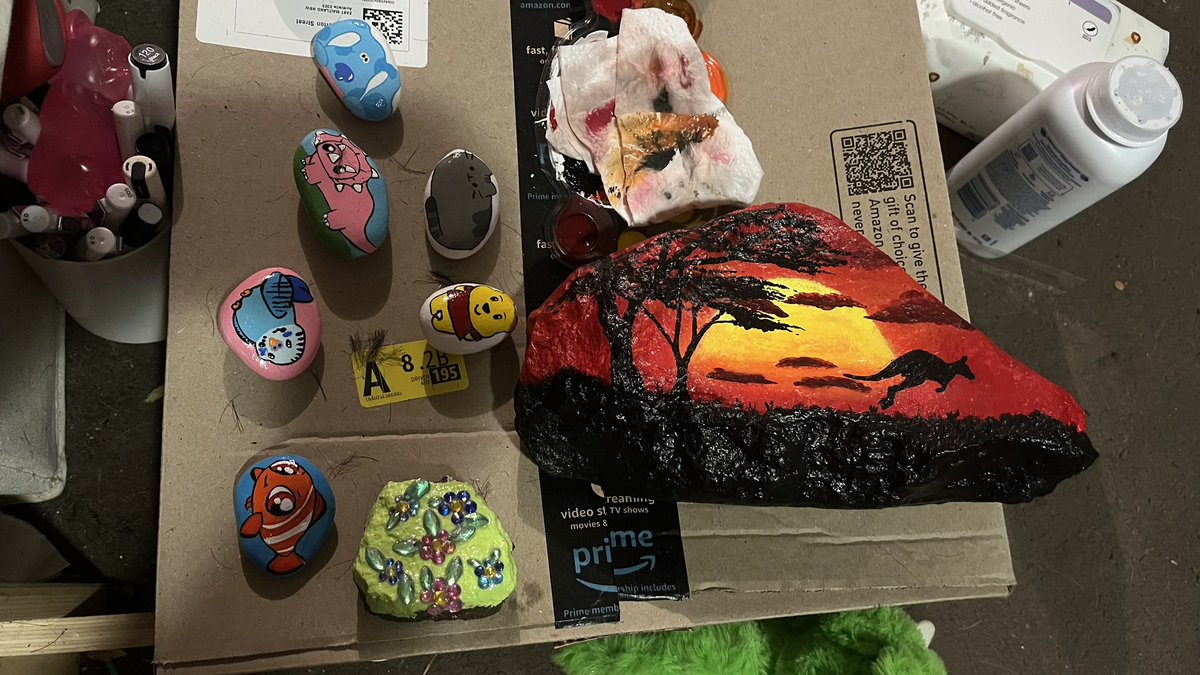Little_Lala_24's tweet photo. Painting rocks for our backyard. #Rocks #RockPainting #PaintedRocks https://t.co/OJIZtwVku5