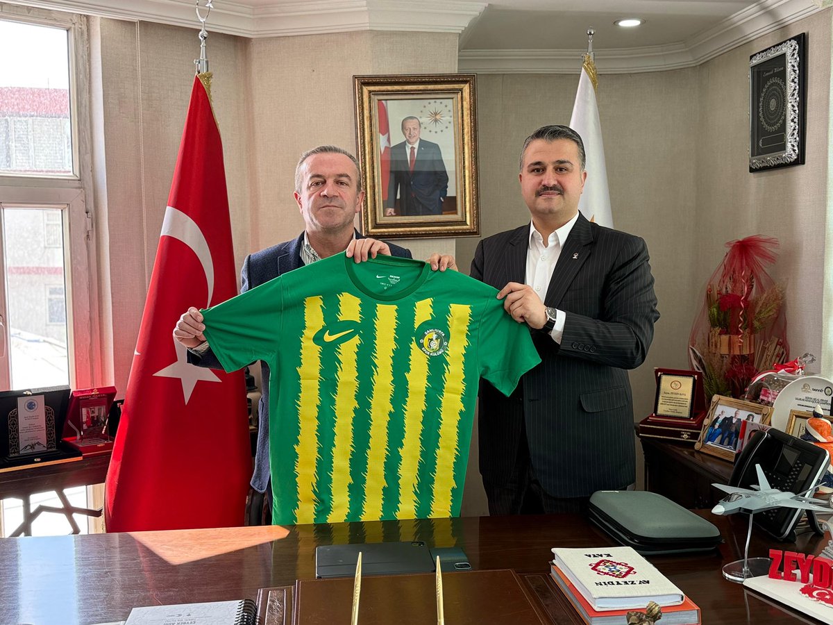 📍 Hakkâri

🔹 AK Parti İl Başkanlığı

İl Koordinatörümüz <a href="/byildiz63/">Bahattin Yıldız 🇹🇷</a>’ın nazik hediyesi olan Şanlıurfa Spor Kulübü formasını memnuniyetle kabul ettik.

İlimize ve teşkilatımıza verdikleri samimi destek, yol gösterici katkıları ve güçlü koordinasyonları için kendilerine gönülden