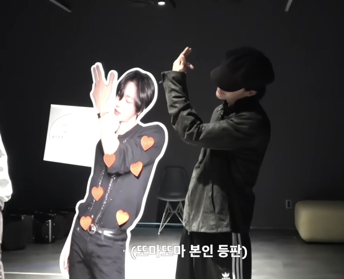 กุไม่ชอบเลย ไปยืนเลียนแบบท่าตามสแตนดี้อีกทีนึง 55532265555555215555552555554325555