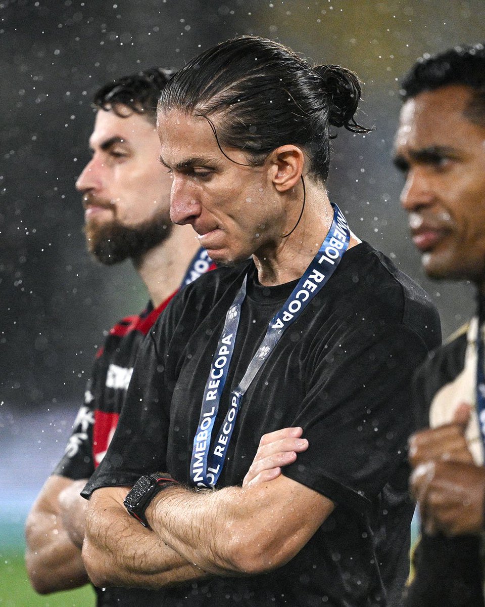 futtmais's tweet photo. É uma loucura pensar que o Filipe Luís, campeão de sete títulos, incluindo Brasileirão e Libertadores, que não sofreu gols em quase metade dos jogos e teve aproveitamento acima de 70%, não tenha recebido o respaldo esperado.

Dois meses depois, acabou demitido do Flamengo. É difícil entender.