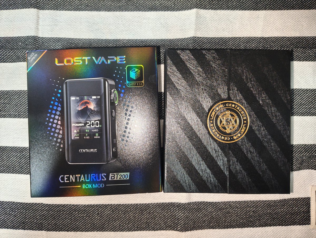 Calking65930713's tweet photo. 転職が決まった自分へのご褒美に、Lost VapeのCentaurus BT200をGET👍️
過去話題になった『壁紙が変えられるMOD』のnabooを彷彿とさせるヤツ😂
化粧箱も高級感があり、MOD自体もしっかりしていて良い感じ👏
スマホからBluetooth接続して設定変えたりできるのもnabooより敷居は低いかも🤔
※但し、Bluetoothのバージョンによっては認識されない場合あり…