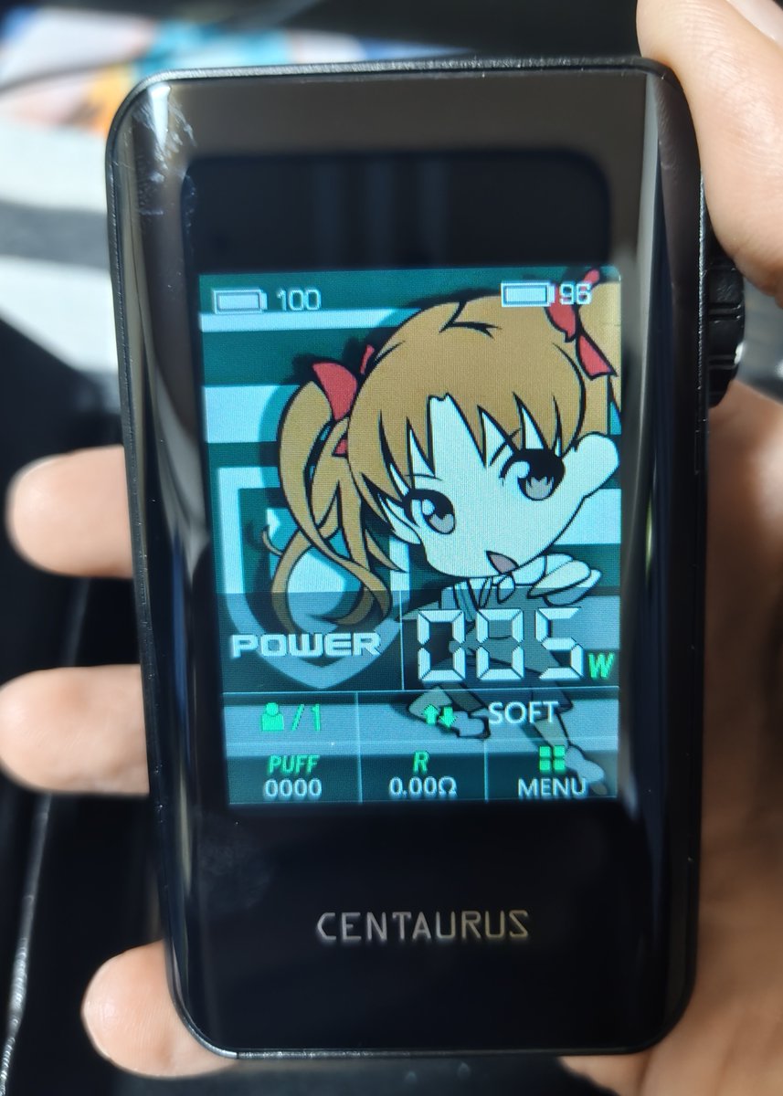 Calking65930713's tweet photo. 転職が決まった自分へのご褒美に、Lost VapeのCentaurus BT200をGET👍️
過去話題になった『壁紙が変えられるMOD』のnabooを彷彿とさせるヤツ😂
化粧箱も高級感があり、MOD自体もしっかりしていて良い感じ👏
スマホからBluetooth接続して設定変えたりできるのもnabooより敷居は低いかも🤔
※但し、Bluetoothのバージョンによっては認識されない場合あり…