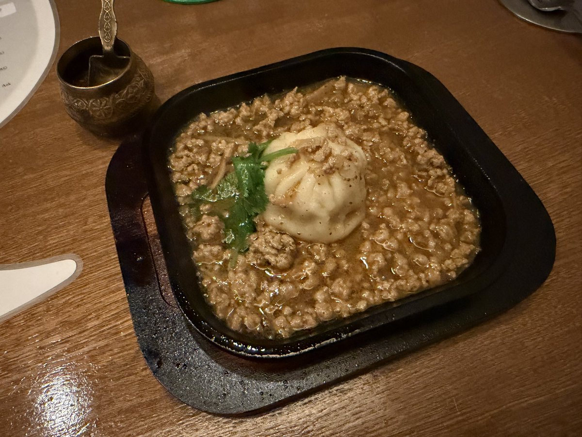 lee_otokage's tweet photo. 広尾　MOMO Stand Tokyo
バターチキンモモ、麻婆モモ、ミニダルバート

バターチキンはチウラとココナッツをあしらって濃厚な中に香ばしさもあって良い。麻婆は鉄板で一手間。追いティムールで痺れマシ。〆のダルバートは上品。今日のカレーはプロウン&amp;アルー。毎回美味しいし個性あって良いお店。 https://t.co/4HMy6cvTHk