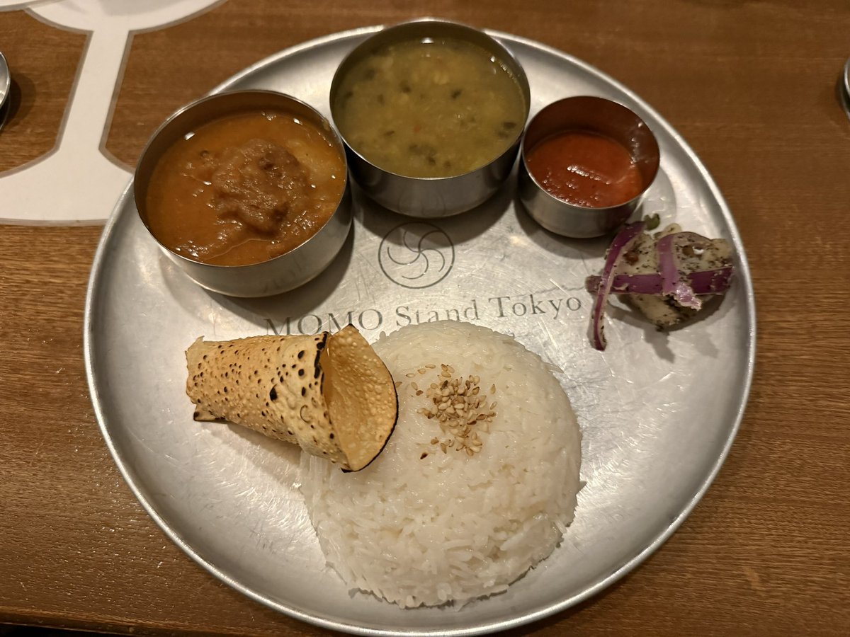 lee_otokage's tweet photo. 広尾　MOMO Stand Tokyo
バターチキンモモ、麻婆モモ、ミニダルバート

バターチキンはチウラとココナッツをあしらって濃厚な中に香ばしさもあって良い。麻婆は鉄板で一手間。追いティムールで痺れマシ。〆のダルバートは上品。今日のカレーはプロウン&amp;アルー。毎回美味しいし個性あって良いお店。 https://t.co/4HMy6cvTHk