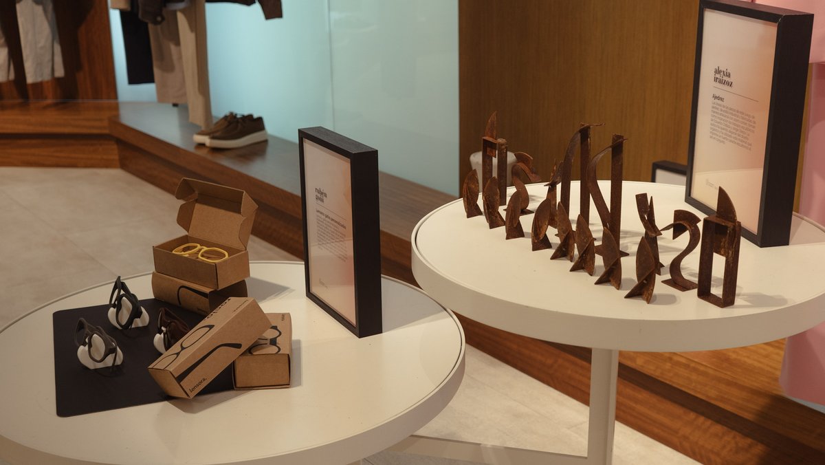 unav's tweet photo. Jóvenes diseñadores navarros exponen en la Milla de Oro madrileña.
En colaboración con la marca Roberto Verino, @etsaunav ha inaugurado en Madrid una muestra que reúne algunos de los mejores proyectos de estudiantes del grado de Diseño.
👉 https://t.co/3uk4JIBy4P https://t.co/MPE8cLaoPo