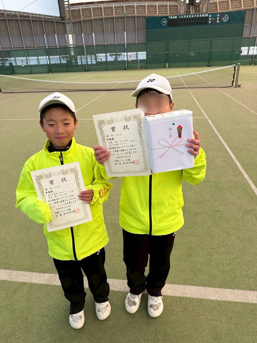 KSTC15's tweet photo. 第41回 宮城県小学生ソフトテニスインドア大会
今年は優勝カップ返還からスタートで昨年優勝の２人も応援に駆け付けてくれました😆結果の方は6年男子が準優勝🥈6年女子ペアと5年男子がベスト8と奮闘致しました😤

#河北stc 
#宮城
#石巻
#ソフトテニス
#勝ち続けるのには理由がある https://t.co/WketDhebJ5