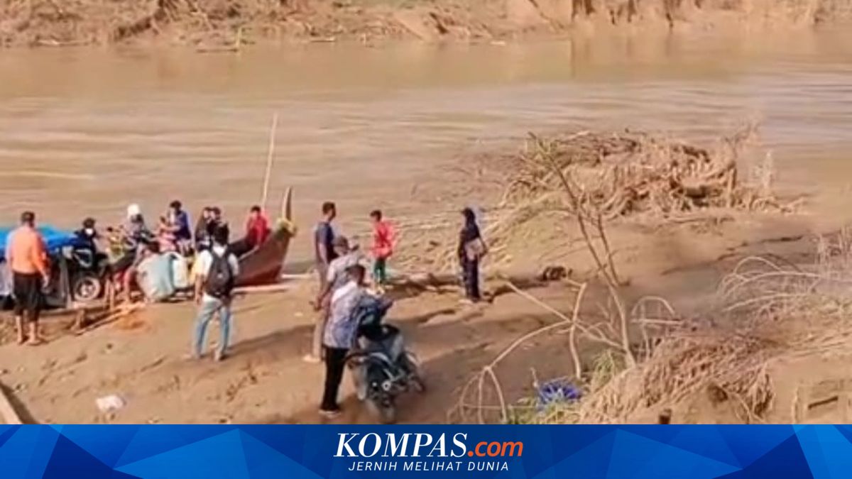 kompascom's tweet photo. Perjuangan Guru Pascabanjir Aceh Tamiang, Menyeberang Sungai, Melewati Tebing Curam https://t.co/73mpx5AH83 https://t.co/5eeGkBG13A