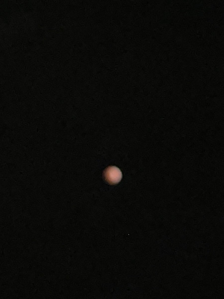 凄い神秘的でした🤩ありがとうお月様🙇‍♀️🥰写真下手だけど、ずっと観てました🤩🥰私が手を合わせお祈りした瞬間右から凄い光を放ってくれてありがとうございます🙇‍♀️🙏感謝🙇‍♀️戦争のない平和の地球にして下さい🙏🙇‍♀️