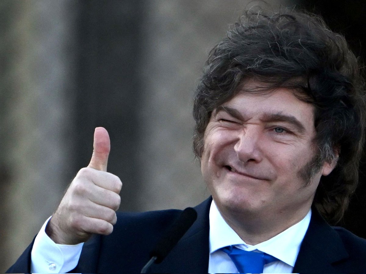 Alfonsín: "Con la democracia se come, se educa, se..." [Pum! 5.000%]
Menem: "Vamos a construir unas naves..."
De la Rúa: "taca taca taca taca..."
Duhalde: "El que depositó dólares... jajajajajaja era joda"
Néstor: "No pierdas tiempo contándola, traé una balanza."
Cristina: