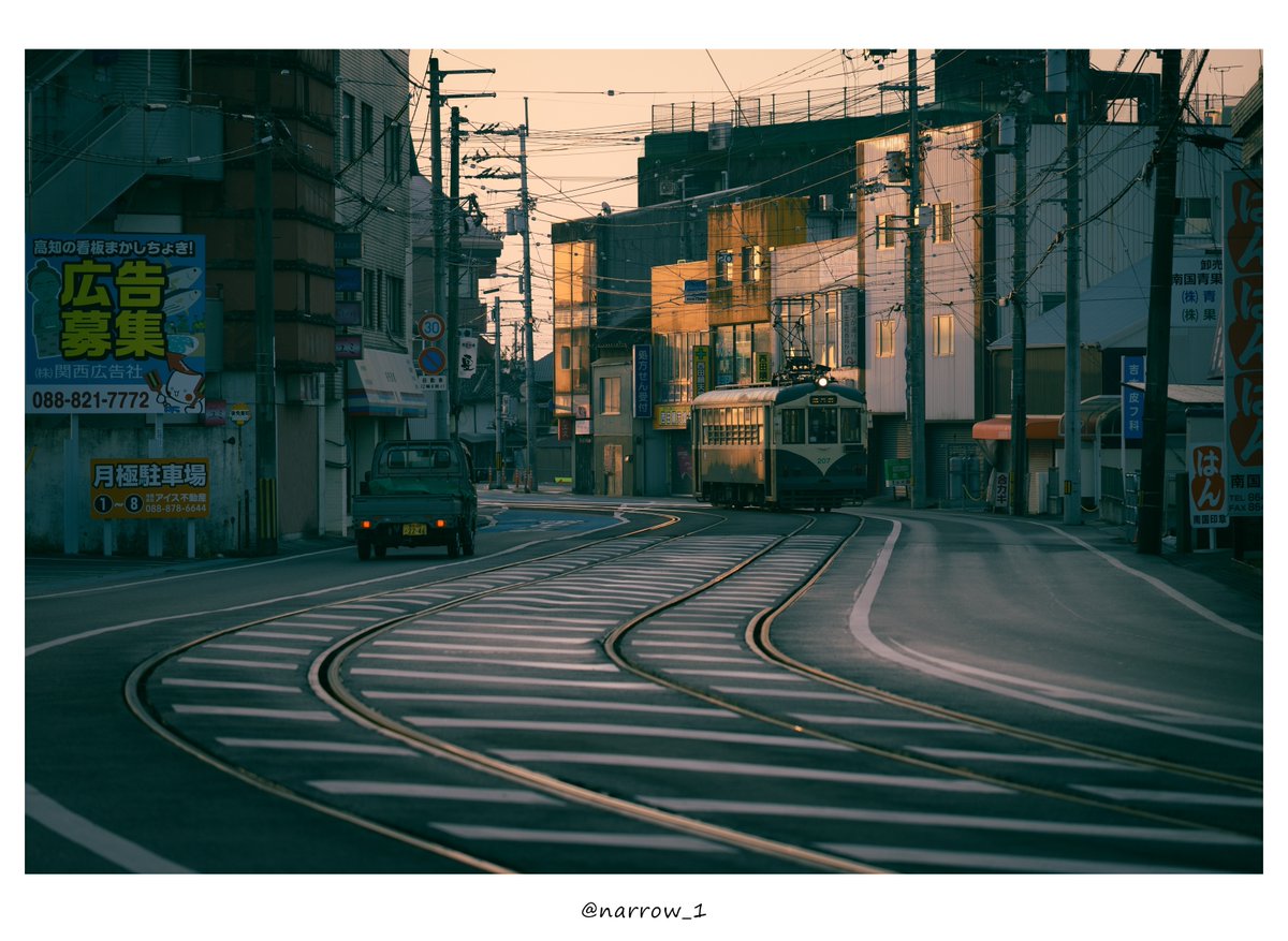 高知市内行の最終がなくなるくらいの遅い時間に207号が入庫したということは、翌朝は早朝から出てくるということだ。
始発の電車で後免中町で降りると、まもなくやってきた。二日酔いの街は気だるげに朝日を受けていた。

—とさでん交通—