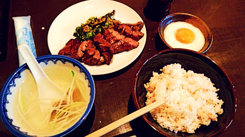 yo_mo_toohana's tweet photo. 安藤ねえやんツアー仙台では極上の牛タンの店へ🐑
どうやら人気店らしく、開店直後に行っても第一波に加われず20〜30分外で待つことになったのですが、寒さに弱いシゲちゃんは日の当たる場所でヌンチャクを回して体を温めていました。 https://t.co/PWI1QeTPtd