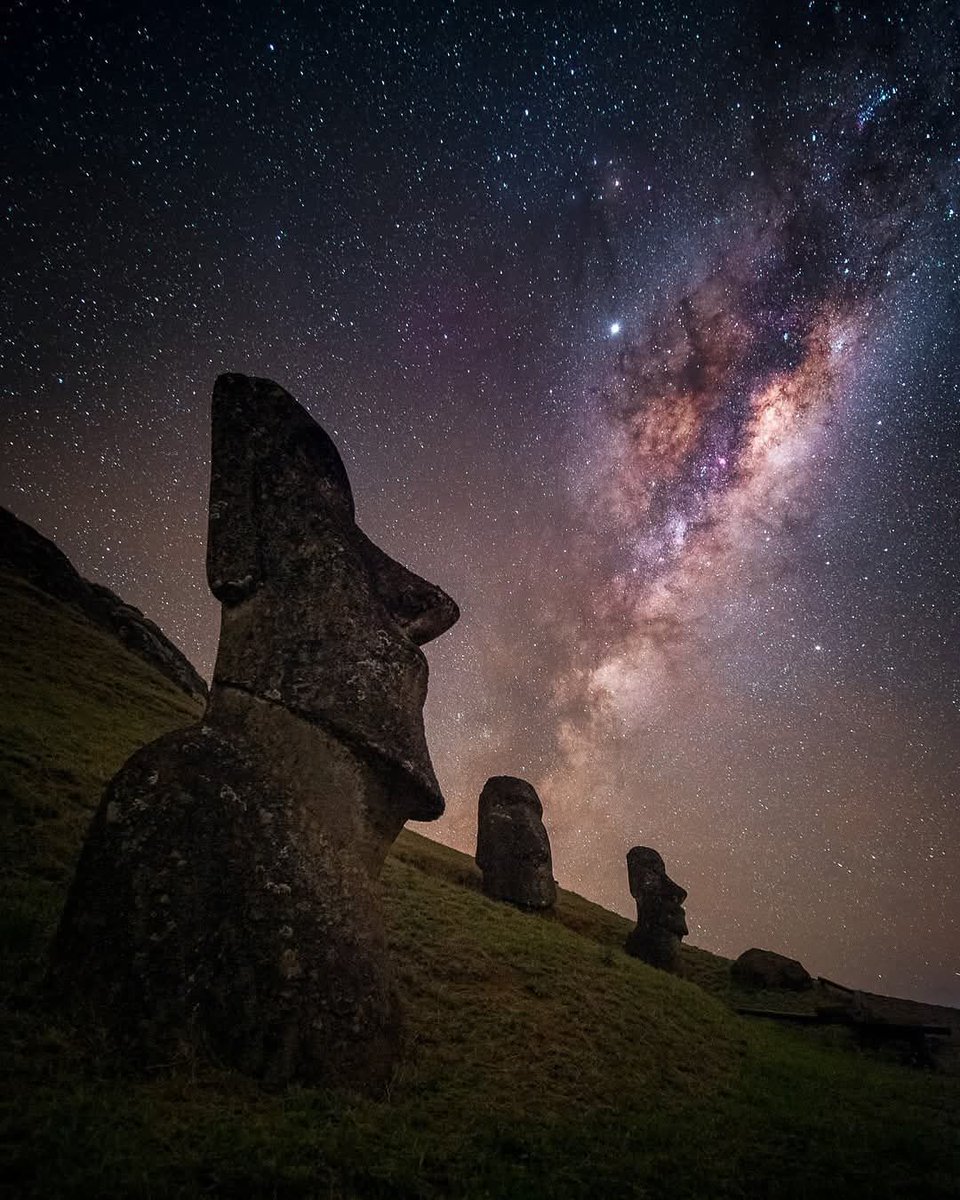 fascinatingonX's tweet image. MilkyWay over Moai Statues, Easter Island, Chile 🌌🗿