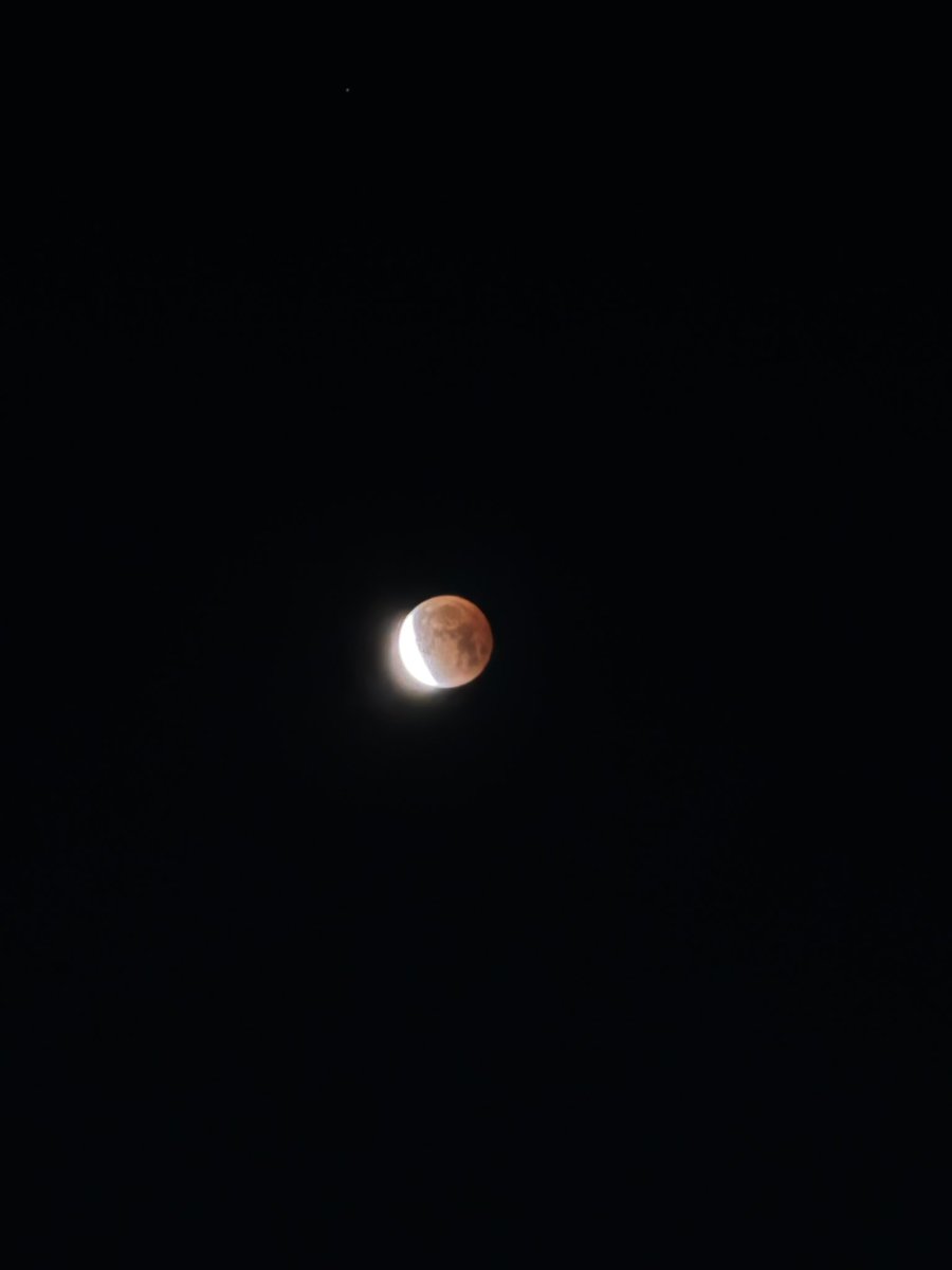 nategreyyy's tweet image. Beautiful Eclipse / Blood Moon a few mins. ago 🌙
