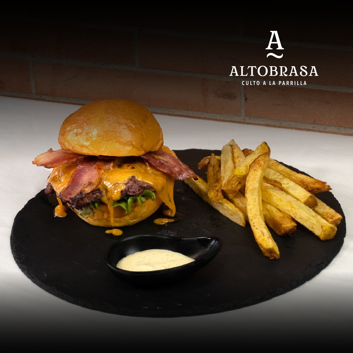 altobrasa's tweet photo. La clásica que nunca falla…pero llevada al siguiente nivel🍔

Nuestra hamburguesa de queso y bacon está elaborada con carne premium madurada, queso fundido, bacon crujiente en su punto perfecto y un pan exquisito

Porque cuando el producto es excepcional, no necesita nada más🔥 https://t.co/EhWxznKj8G