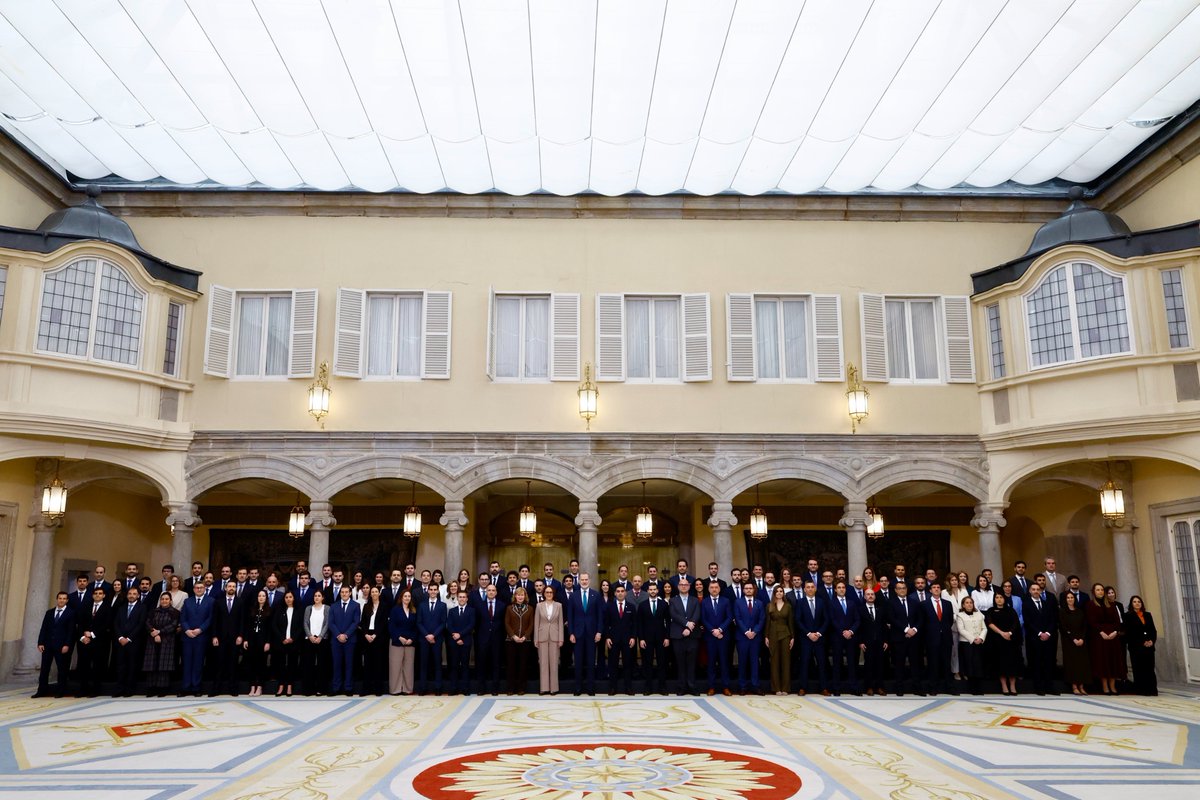 CasaReal's tweet photo. El Rey recibe en el Palacio Real de El Pardo a las XXXIX y XL promociones de Ingenieros de Caminos, Canales y Puertos.

➡️https://t.co/IxVm4uJwMM https://t.co/WyFfoSzqMf