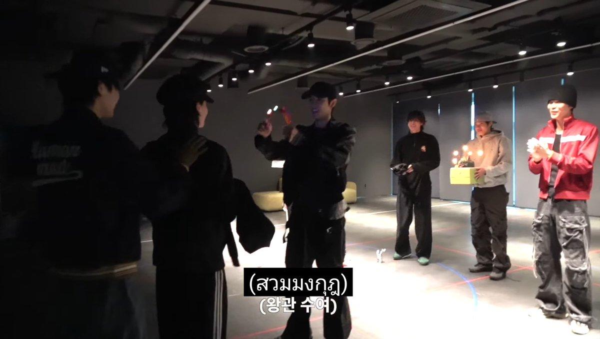 ความวงข้าวอ่ะ 5555555555 เจ้าของวันเกิดก็อยู่ด้วย เห็นหมดละ แต่อยากเซอร์ไพรส์ เลยบอกวอนบินแกล้งๆไปรอนอกห้องก่อน เนียนๆ ละพอเตรียมเค้กเสด ทำเป็นเหมือนตอนจะเข้าฉาก สั่งนักแสดงสแตนบาย สั่งแอคชั่น แล้วเล่นด้วยกันหมดนั่น รู้มือกันมากแต่ละคน ไอ่พวกตลกเอ้ย 555555555555555555