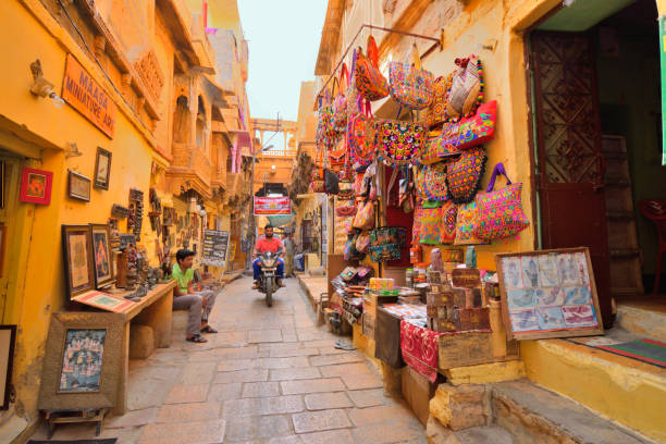 Priyang87's tweet photo. Jaipur, Udaipur, Jaisalmer, Jodhpur are aesthetically the most beautiful places of India. W Rajathan https://t.co/TPdM9IUXPO