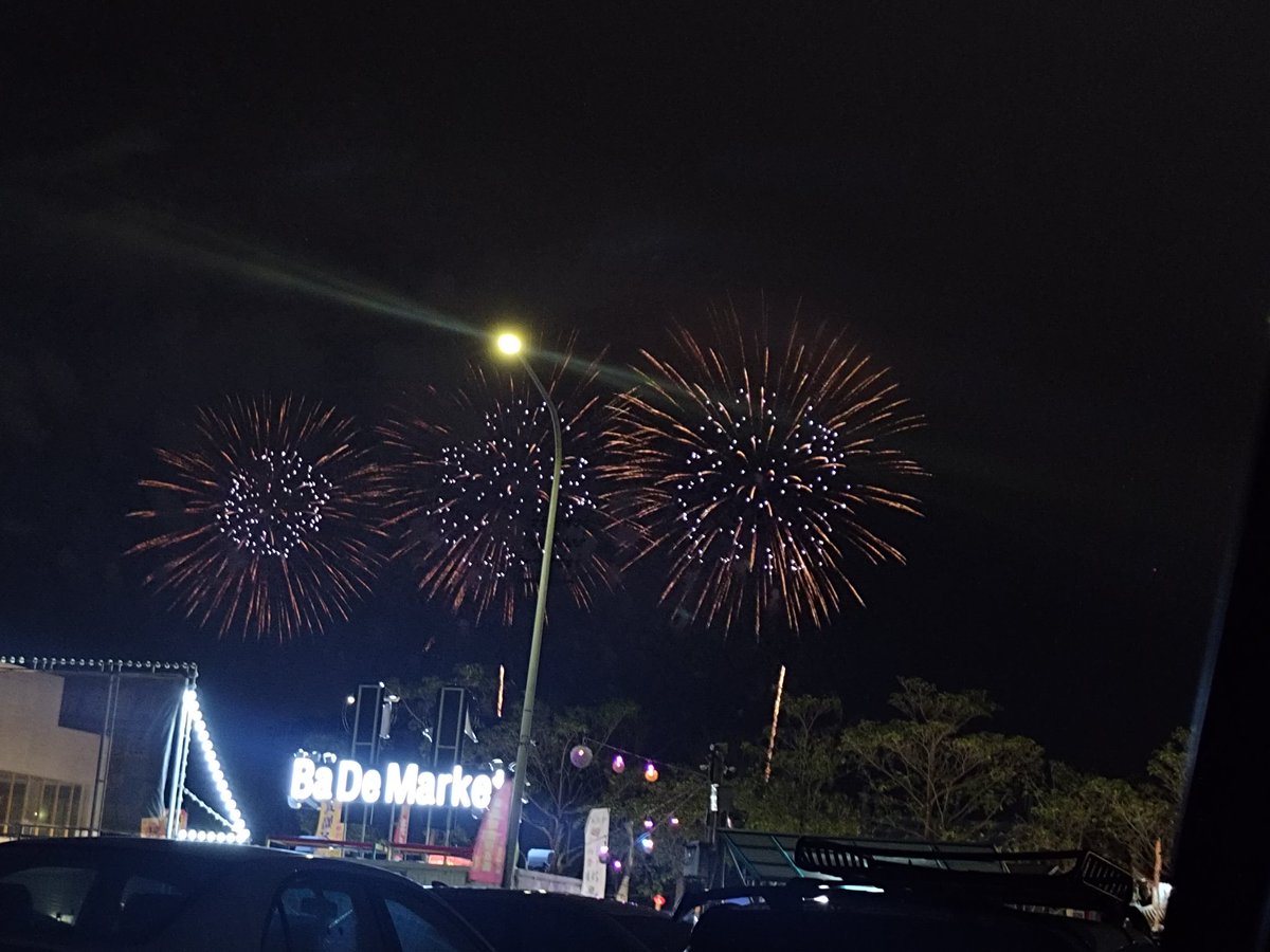 Login_beta's tweet photo. 本來以為來不及看燈會煙火了
結果沒想到隨便找的停車點位置剛剛好 https://t.co/UK3U9xzFIz