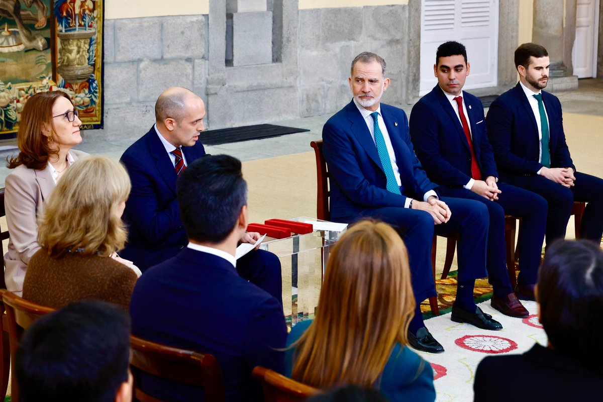 CasaReal's tweet photo. El Rey recibe en el Palacio Real de El Pardo a las XXXIX y XL promociones de Ingenieros de Caminos, Canales y Puertos.

➡️https://t.co/IxVm4uJwMM https://t.co/WyFfoSzqMf