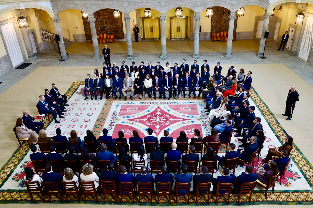 CasaReal's tweet photo. El Rey recibe en el Palacio Real de El Pardo a las XXXIX y XL promociones de Ingenieros de Caminos, Canales y Puertos.

➡️https://t.co/IxVm4uJwMM https://t.co/WyFfoSzqMf