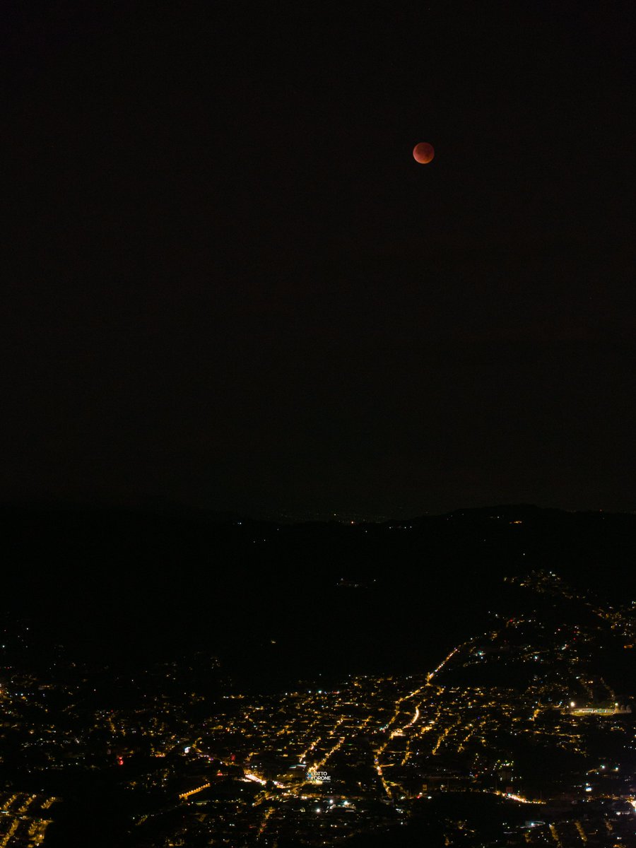 OttoArriaga's tweet photo. Luna de Sangre sobre Ciudad de Guatemala.
Eclipse Lunar 3 de marzo 2026, 5:30am. https://t.co/qDItsuSyhW