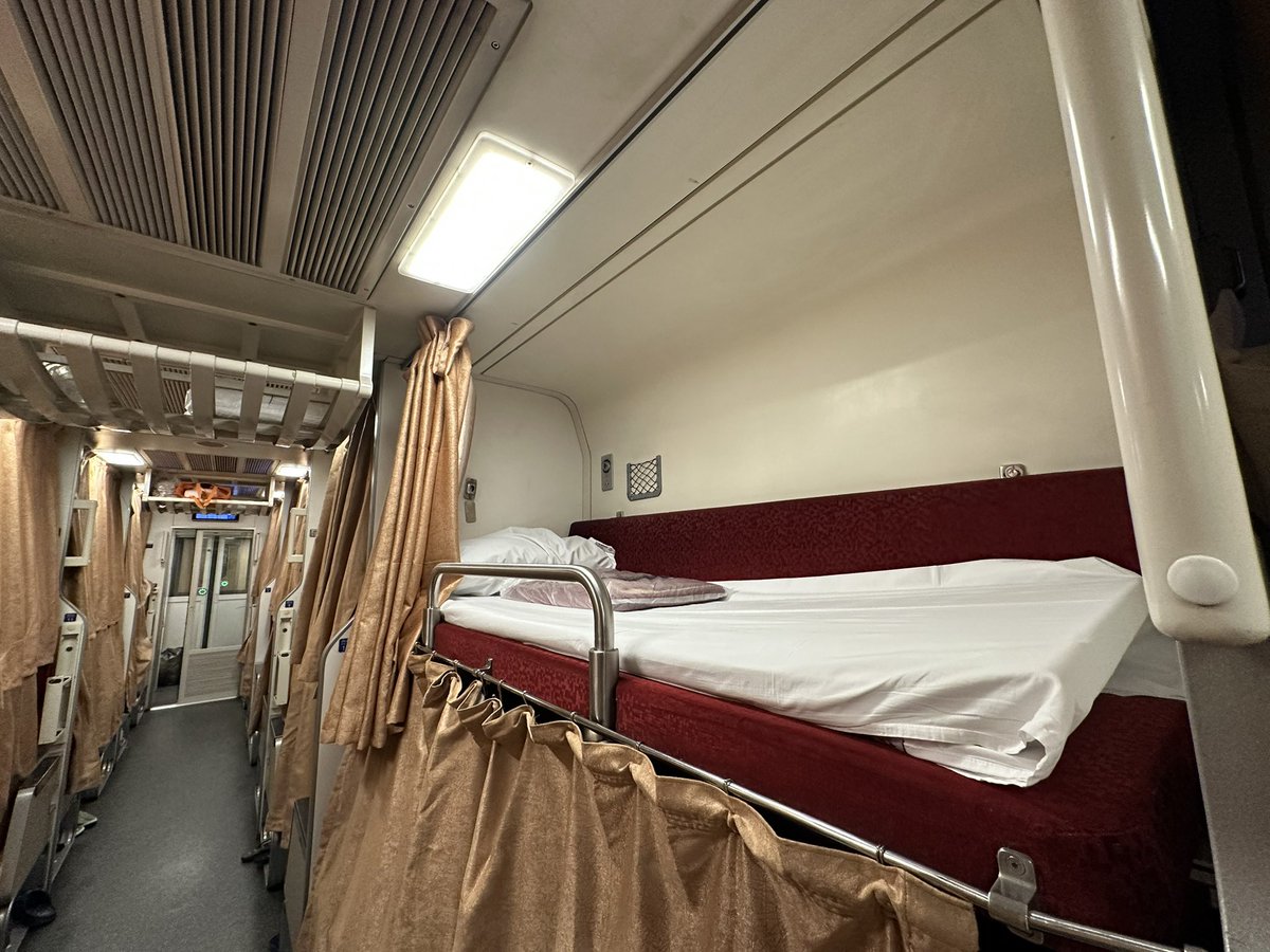 今日は実質583系解放A寝台の上段に乗車します！！！ 新潟行きの急行