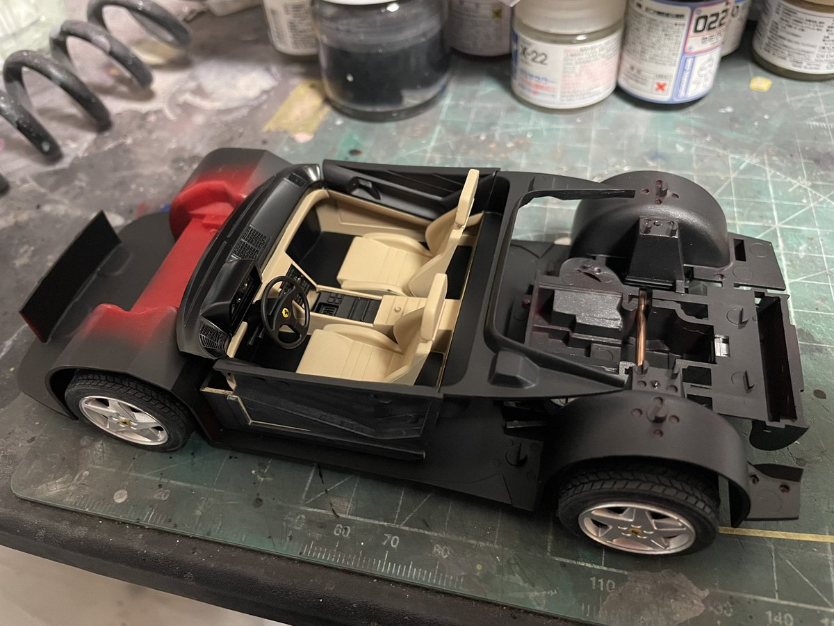 itoh_hirotaka's tweet photo. フジミ 1/24 フェラーリ348TS制作。
シャーシは完成しましたがボディのデカール貼り大苦戦。
ぬるま湯に浸けたデカールがバラバラに…😱
何とか破片を集めて貼りましたがぐずぐずに。
さてどうしたものか…。
#フジミ
#Ferrari
#348TS
#Ferrari348TS https://t.co/uWtKTqu59C