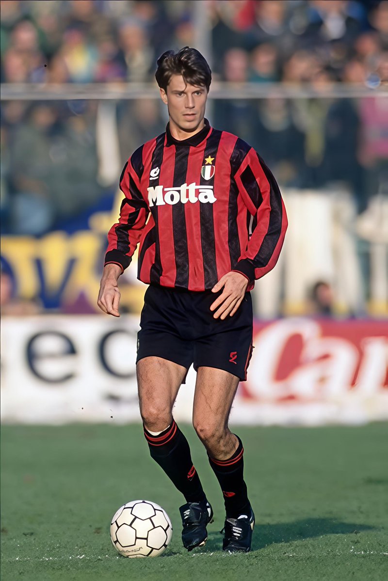 🇮🇹 Serie A 1993/94
Penampilan: 9 match
Gol: 0
Status: Lebih sering jadi pemain pelapis karena aturan kuota pemain asing dan persaingan ketat.
🏆 UEFA Champions League 1993/94
Penampilan: 2 match
Gol: 0
🏆 Juara Serie A
🏆 Juara UEFA Champions League

Ikutan ah <a href="/Info4_Milanisti/">Tribun Milano</a>