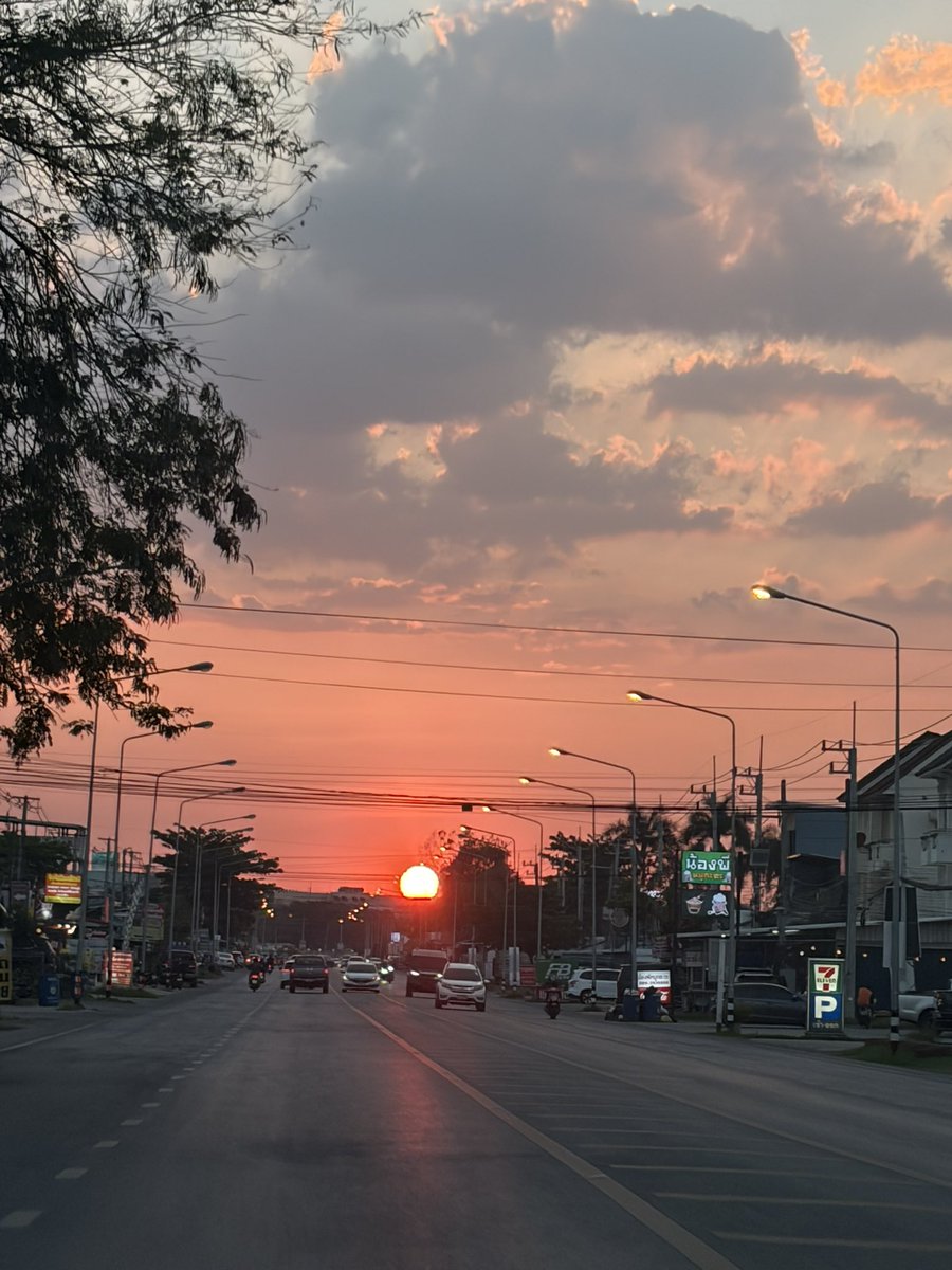 One14Some's tweet photo. ตะวันตกดิน ดวงใหญ่มากกก #หัวทะเล #โลตัสหัวทะเล https://t.co/5Vxn1aCN8i