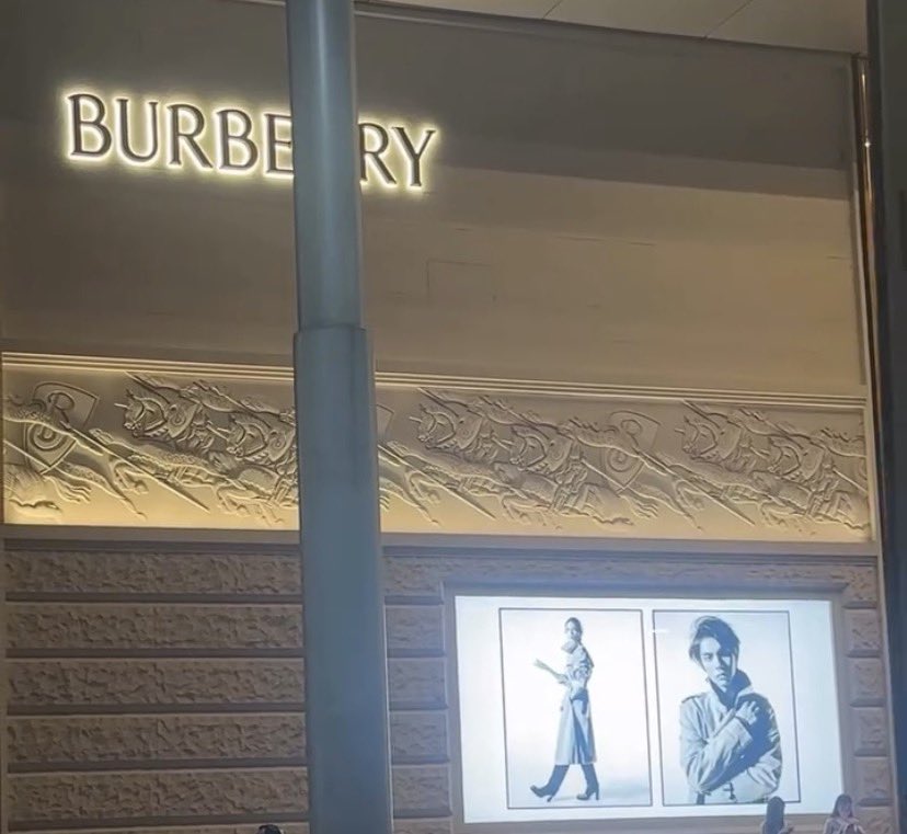 ทุกคน billboard Global Campaign 170 ของ Burberry ที่หน้า Cantral Embassy ขึ้นแล้วนะคะ ดีใจจจกับไบร์ทมากกก ทุกคนไปตามเก็บได้เลย 🤍 

#burberryxbright
#burberry <a href="/Burberry/">Burberry</a>
#bbrightvc <a href="/bbrightvc/">bright</a>