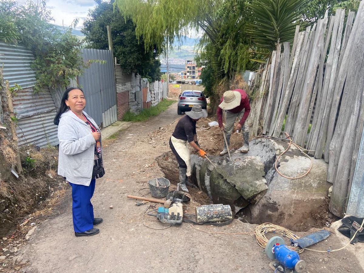 MariaPastora_p's tweet photo. En el sector Casa Loma, de la vereda Anganoy Centro, se realizó el corte de una roca que estaba afectando el paso seguro de los automóviles 🚗⛰️
Esta gestión se logró gracias al trabajo articulado y al acompañamiento del @PartidoMIRA. 💙
#GestiónQueSeVe #TrabajoEnEquipo https://t.co/S7O9xXiovt