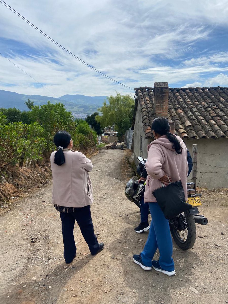 MariaPastora_p's tweet photo. En el sector Casa Loma, de la vereda Anganoy Centro, se realizó el corte de una roca que estaba afectando el paso seguro de los automóviles 🚗⛰️
Esta gestión se logró gracias al trabajo articulado y al acompañamiento del @PartidoMIRA. 💙
#GestiónQueSeVe #TrabajoEnEquipo https://t.co/S7O9xXiovt