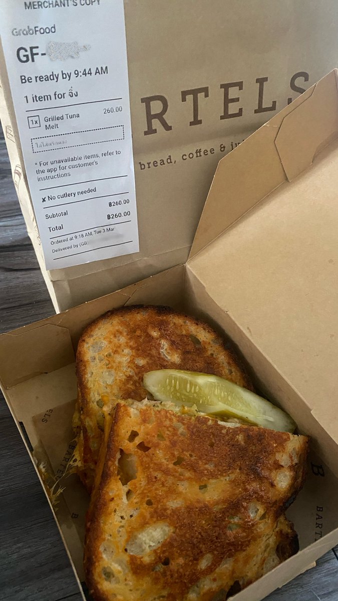 มื้อเช้ารองท้องเบาๆ ก่อนไปทานข้าวกับเพื่อน 
กินได้ชิ้นเดียว อิ่ม ติดใจ bartels มาก สั่งหลายรอบละเนี่ย อันนี้น่าจะสาขาสุขุมวิท 49 นะ ชอบสาขานี้อ่ะ