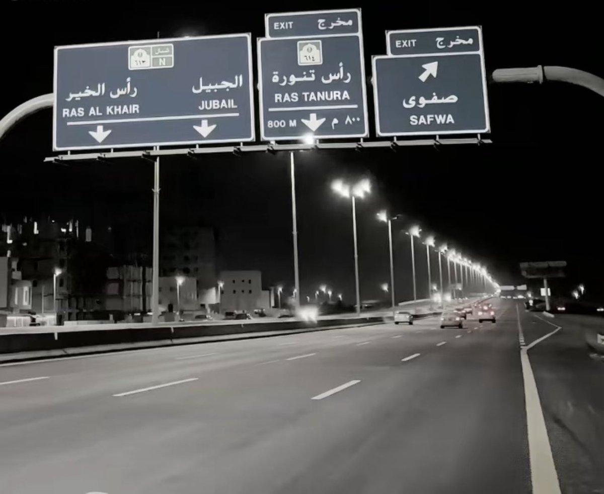 Asss__KSA's tweet photo. راس الخميني سقط ياراس تنوره
يفداك راسه وتاريخه و كرسيّه 
وانتي سقط دون حدك شرخ ماصوره
حديدةً من مصد الجيش عاديه
تبجحي في ذرى سلمان اخو نوره 
وولي عهده وقوات السعوديه https://t.co/hiIiEL7c9n