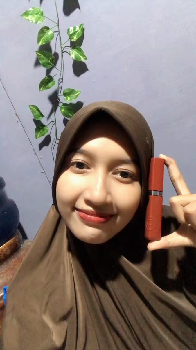 ccssyyyl's tweet photo. Lagi cari lipstick buat bukber/lebaran? Fix harus punya infallible lipstik dari loreal paris Resistance yang dipake Marion Jola. Anti geser! https://t.co/PqHAdMufhD