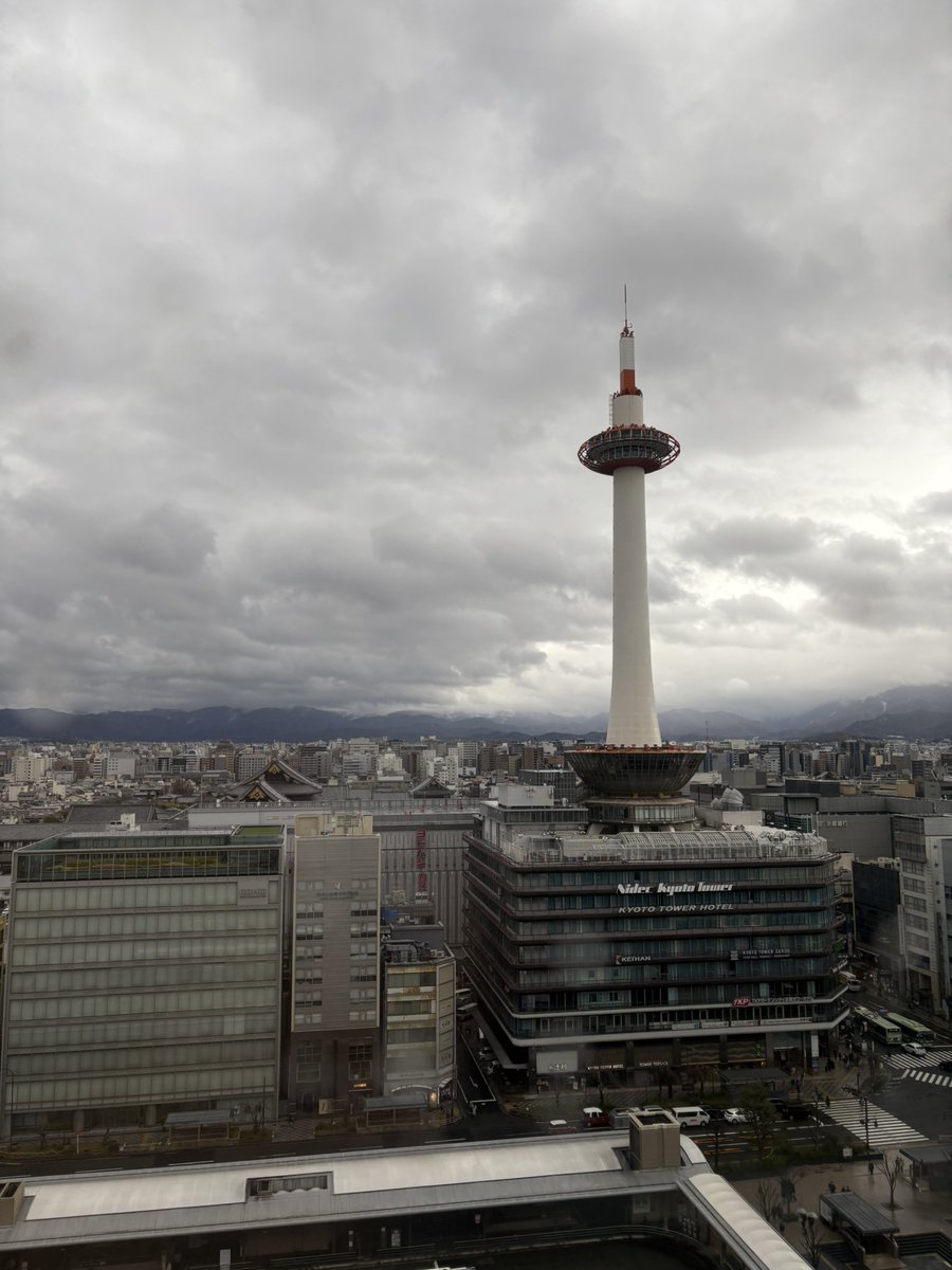 Ageless_Goods's tweet photo. 今日の京都タワー🗼
あいにくの雨で大階段もひっそり。
いつもは賑わう場所ですが、これはこれでいいですね😊

#京都タワー #京都駅 #雨の京都 #空中径路 https://t.co/1SKf0iKCVm