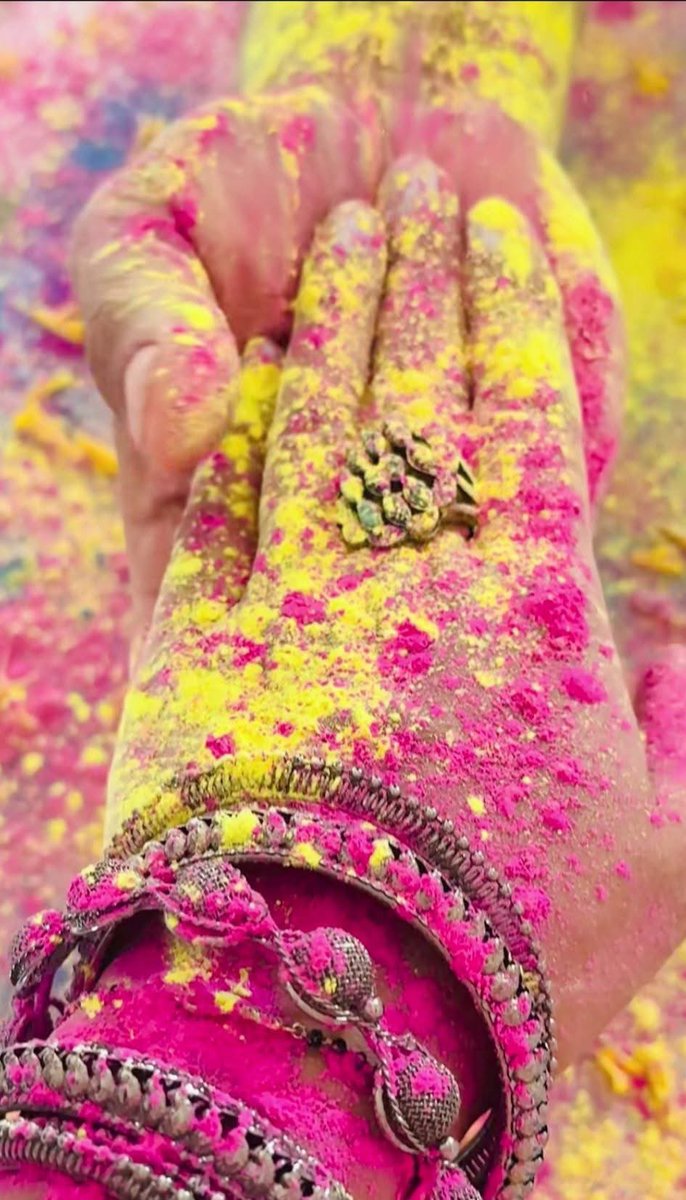 रंगों में इतना रंग कहा....
जितने रंग लोग बदलते हैं....
#HappyHoli