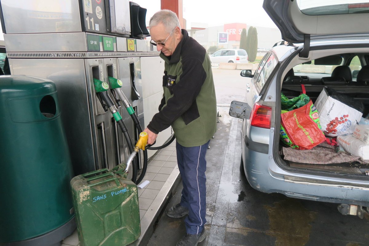 Vu ce matin dans une station service: Une floppée de Bernard et Chantal, retraités, en sueur froide à l'idée de manquer de carburant, pour se rendre à leur tournoi hebdomadaire de bridge, ou pour rejoindre d'autres Bernard et Chantal au restaurant...

Et au diable les actifs !...