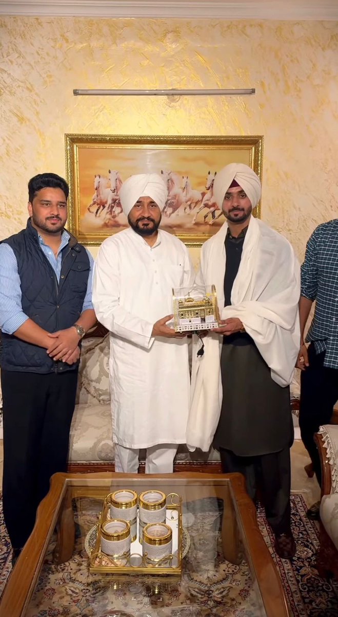 JagbaniOnline's tweet image. ਸਾਬਕਾ ਮੁੱਖ ਮੰਤਰੀ ਚਰਨਜੀਤ ਸਿੰਘ ਚੰਨੀ ਨੇ ਗਾਇਕ ਨਿਰਵੈਰ ਪੰਨੂ ਨਾਲ ਕੀਤੀ ਮੁਲਾਕਾਤ
jagbani.punjabkesari.in/punjab/news/fo…
#CharanjitSinghChanni #pictures #singerNirvairPannu