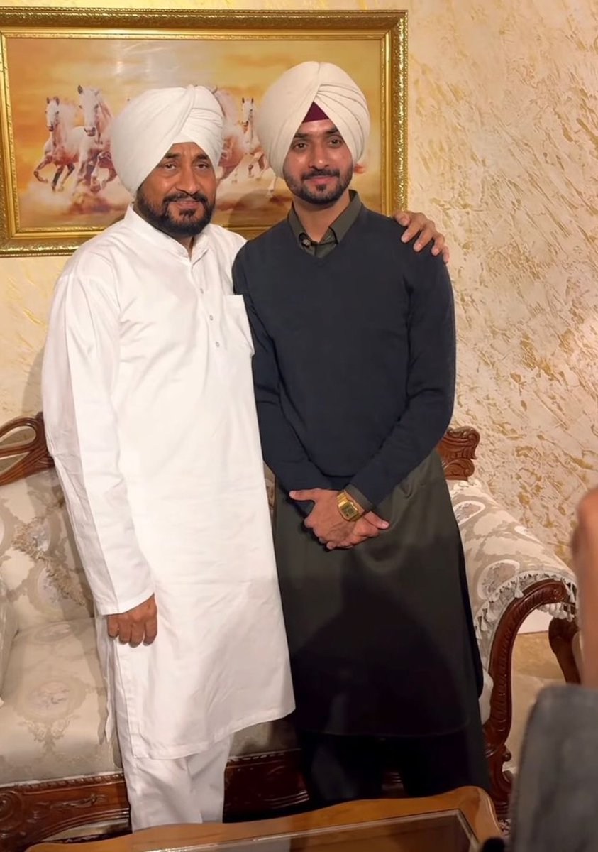 JagbaniOnline's tweet image. ਸਾਬਕਾ ਮੁੱਖ ਮੰਤਰੀ ਚਰਨਜੀਤ ਸਿੰਘ ਚੰਨੀ ਨੇ ਗਾਇਕ ਨਿਰਵੈਰ ਪੰਨੂ ਨਾਲ ਕੀਤੀ ਮੁਲਾਕਾਤ
jagbani.punjabkesari.in/punjab/news/fo…
#CharanjitSinghChanni #pictures #singerNirvairPannu