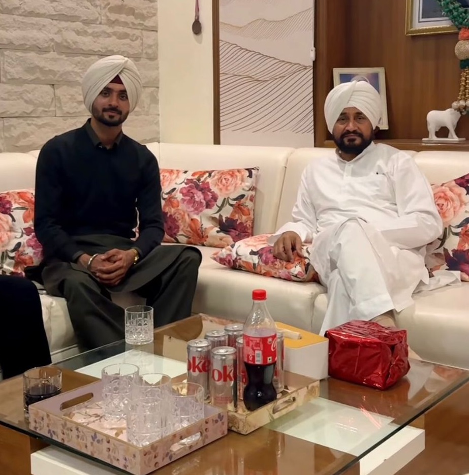 JagbaniOnline's tweet image. ਸਾਬਕਾ ਮੁੱਖ ਮੰਤਰੀ ਚਰਨਜੀਤ ਸਿੰਘ ਚੰਨੀ ਨੇ ਗਾਇਕ ਨਿਰਵੈਰ ਪੰਨੂ ਨਾਲ ਕੀਤੀ ਮੁਲਾਕਾਤ
jagbani.punjabkesari.in/punjab/news/fo…
#CharanjitSinghChanni #pictures #singerNirvairPannu